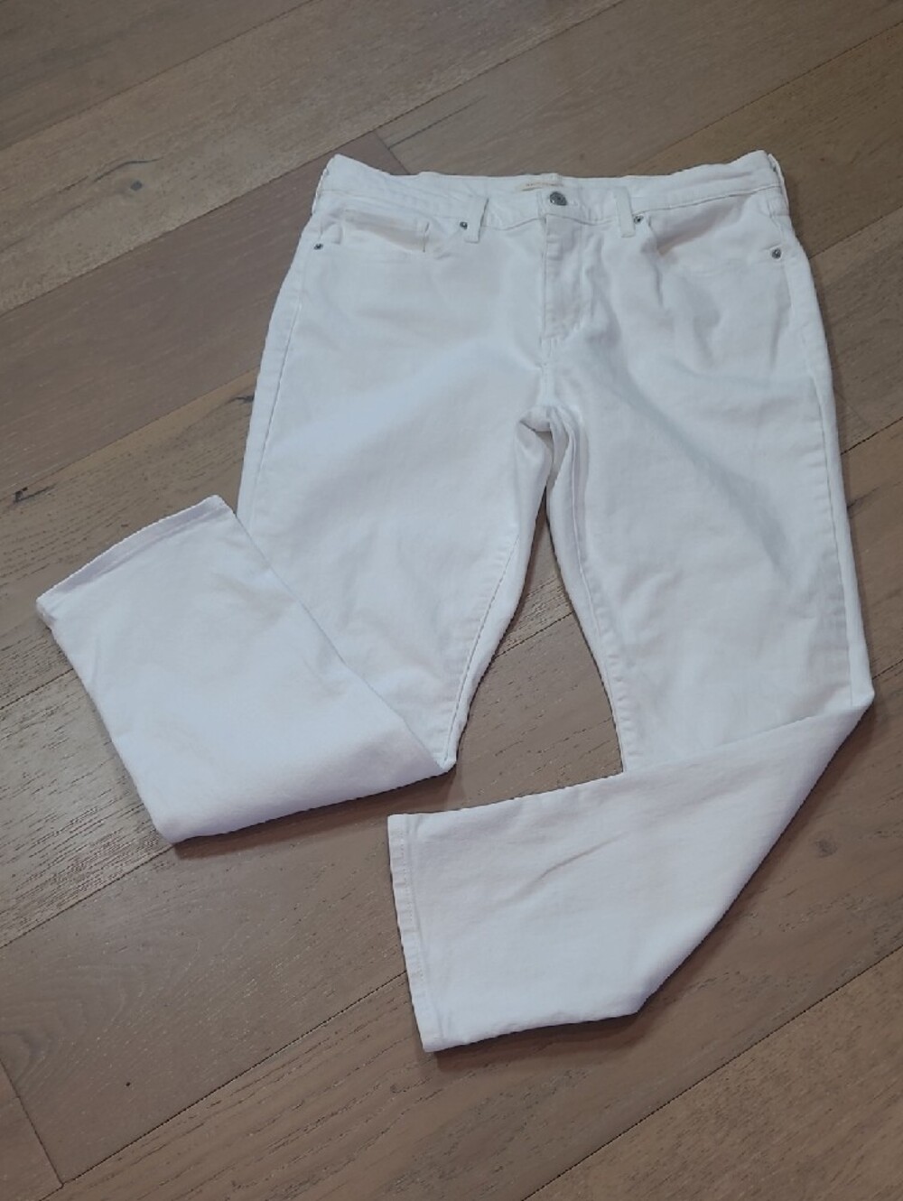 EUC Levi's Jeans Women's sz 33 Classic Straight Mid Rise White Denim Jeans